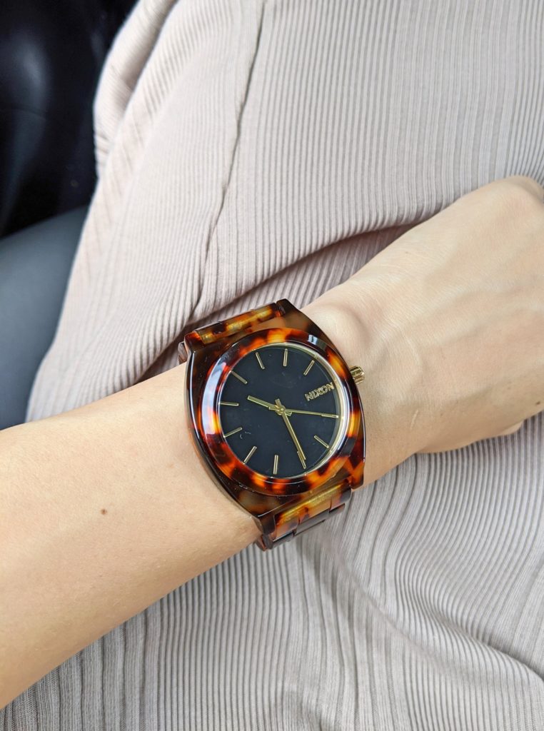 NIXONタイムテラーアセテートべっ甲ゴールドの腕時計をレビュー！彼女のプレゼントにも最適♪ – GOODAY LIFE（グッディライフ）